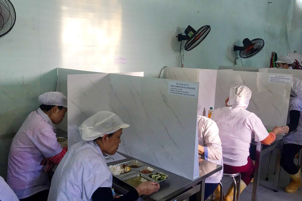 Nhà ăn tập thể của một công ty trong Khu công nghiệp được lắp đặt vách ngăn để phòng, chống dịch. (Ảnh: TTXVN phát)