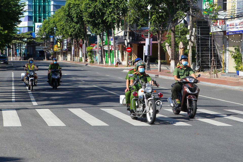 Lực lượng chức năng tuần tra trên các tuyến đường để đảm bảo người dân thực hiện nghiêm các quy định phòng chống dịch của thành phố. (Ảnh: Trần Lê Lâm/TTXVN)