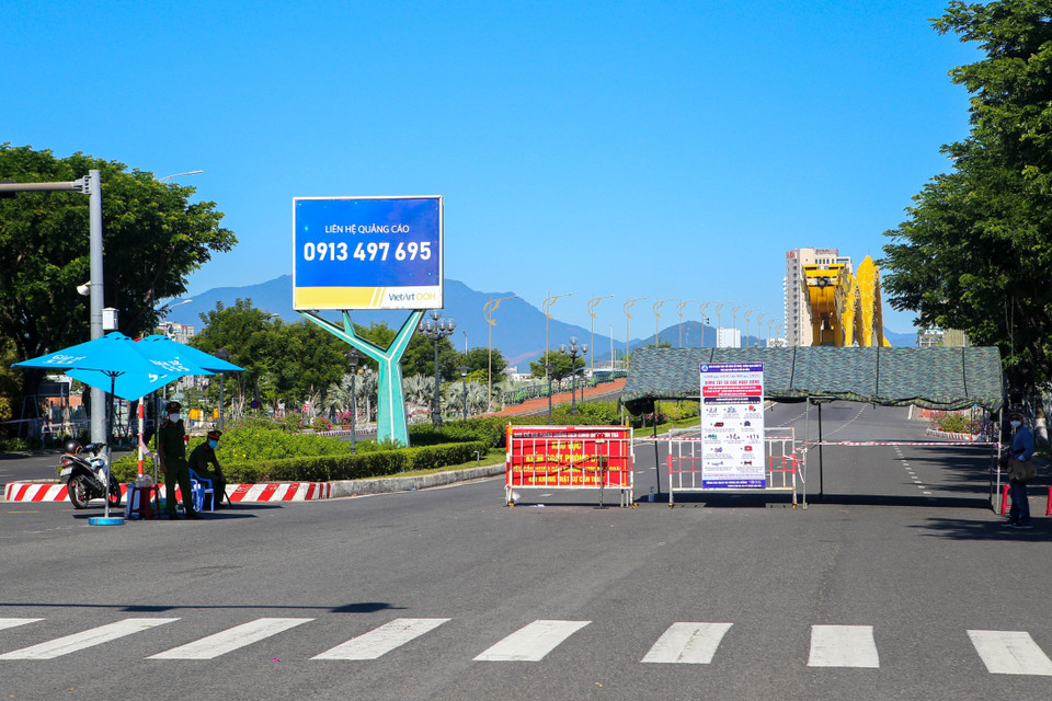 Các chốt chặn ở các tuyến đường chính trên địa bàn thành phố vẫn được duy trì để kiểm tra người và phương tiện lưu thông. (Ảnh: Trần Lê Lâm/TTXVN)