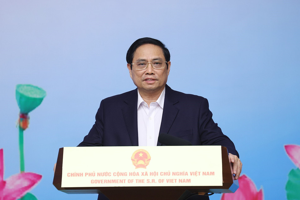 Thủ tướng Phạm Minh Chính động viên, ghi nhận những đóng góp tích cực của các lực lượng y tế tuyến đầu chống dịch. (Ảnh: Dương Giang/TTXVN)