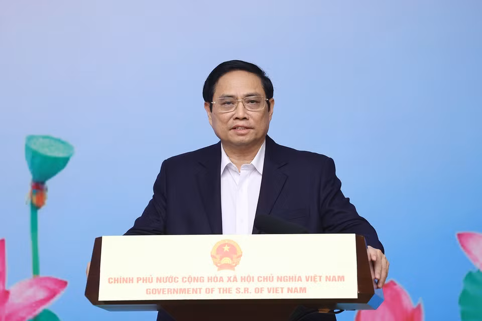 Thủ tướng Phạm Minh Chính động viên, ghi nhận những đóng góp tích cực của các lực lượng y tế tuyến đầu chống dịch. (Ảnh: Dương Giang/TTXVN)