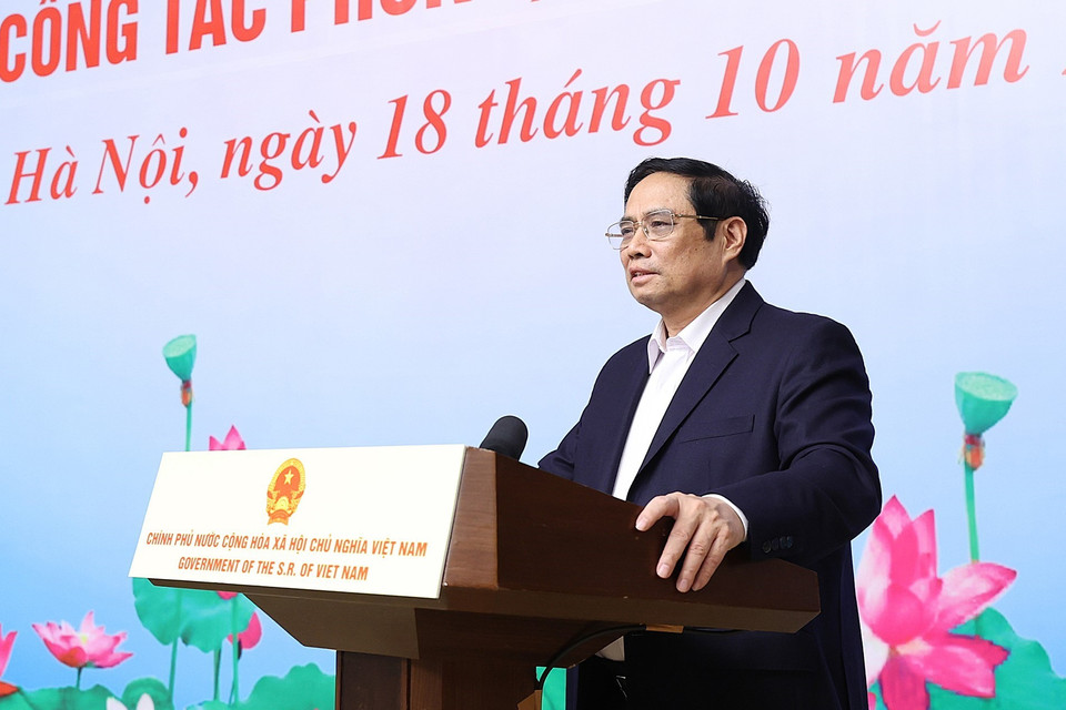 Thủ tướng Phạm Minh Chính động viên, ghi nhận những đóng góp tích cực của các lực lượng y tế tuyến đầu chống dịch. (Ảnh: Dương Giang/TTXVN)