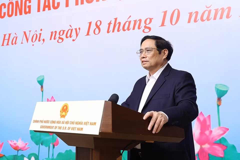 Thủ tướng Phạm Minh Chính động viên, ghi nhận những đóng góp tích cực của các lực lượng y tế tuyến đầu chống dịch. (Ảnh: Dương Giang/TTXVN)