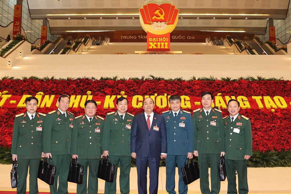 Đồng chí Nguyễn Xuân Phúc, Ủy viên Bộ Chính trị, Thủ tướng Chính phủ chụp ảnh chung với đại biểu đoàn Đảng bộ Quân đội. (Ảnh: TTXVN)