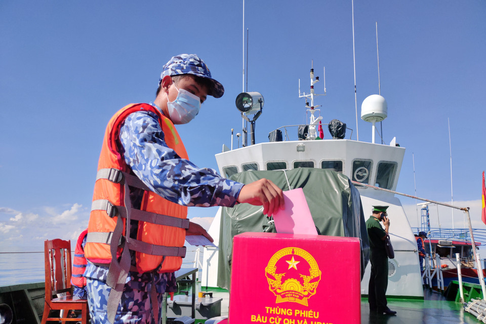 Các chiến sỹ đang thực hiện nhiệm vụ trên vùng biển thuộc tỉnh Bạc Liêu tiến hành bỏ phiếu bầu cử sớm được phóng viên TTXVN ghi lại kịp thời (19/5/2021). (Ảnh Chanh Đa/TTXVN)