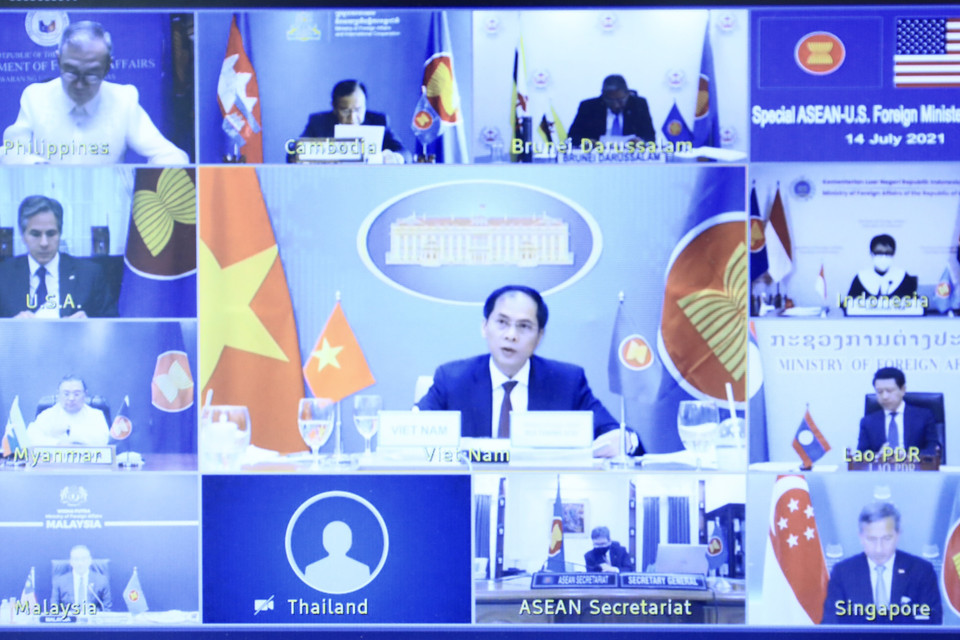 Bộ trưởng Ngoại giao Bùi Thanh Sơn cùng Bộ trưởng Ngoại giao các nước ASEAN và Hoa Kỳ dự hội nghị trực tuyến. (Ảnh: Lâm Khánh/TTXVN)