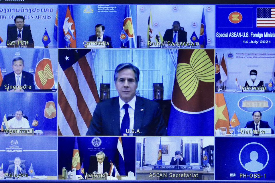 Bộ trưởng Ngoại giao Hoa Kỳ Antony Blinken và Bộ trưởng Ngoại giao các nước ASEAN dự hội nghị trực tuyến. (Ảnh: Lâm Khánh/TTXVN)