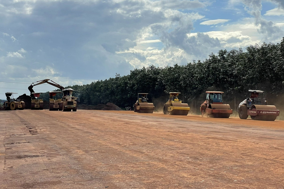 Cao tốc Phan Thiết- Dầu Giây có tất cả 4 gói thầu, trong đó, gói thầu số 4, đoạn qua tỉnh Đồng Nai có chiều dài 16km. Hiện đơn vị thi công đã huy động 200 nhân lực cùng 150 máy móc, phương tiện phục vụ thi công. (Ảnh: Công Phong/TTXVN)