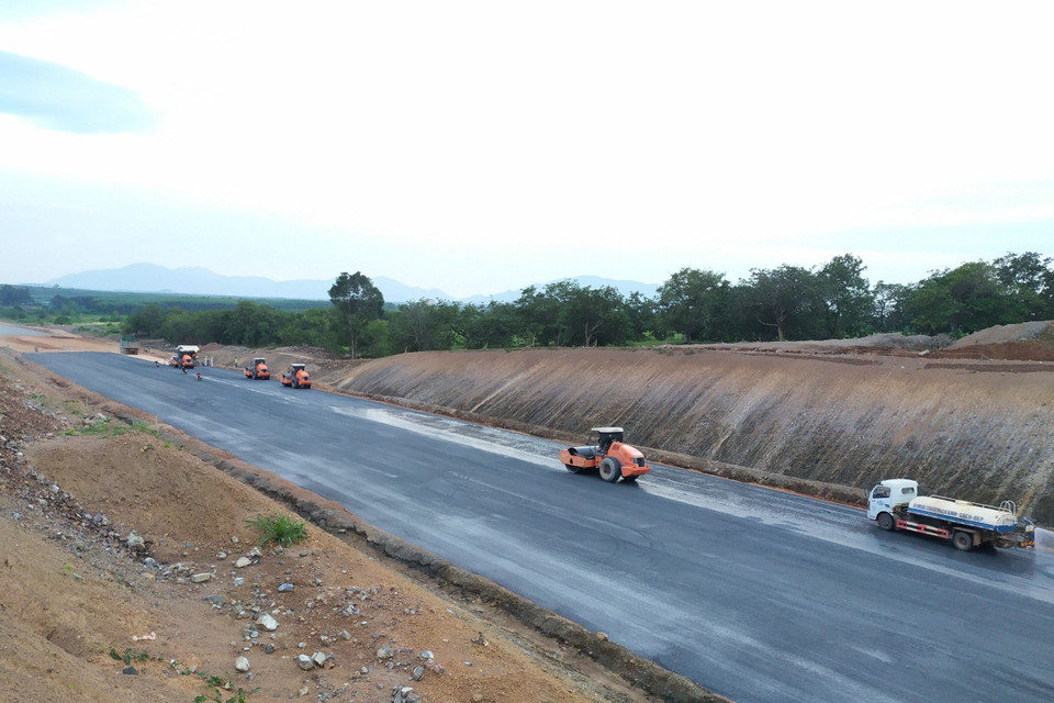 Các nhà thầu huy động nhiều nhân lực, phương tiện thi công trên công trường. (Ảnh: Công Phong/TTXVN).