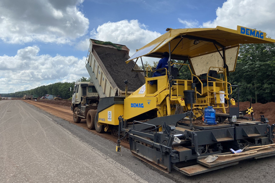 Đổ đá dăm tại gói thầu số 4, cao tốc Phan Thiết-Dầu Giây. (Ảnh: Công Phong/TTXVN).