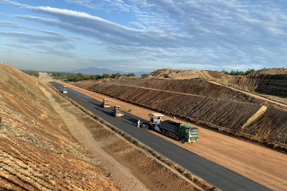 Cấp phối đá dăm, lu đường trên cao tốc Phan Thiết-Dầu Giây. (Ảnh: Công Phong/TTXVN).