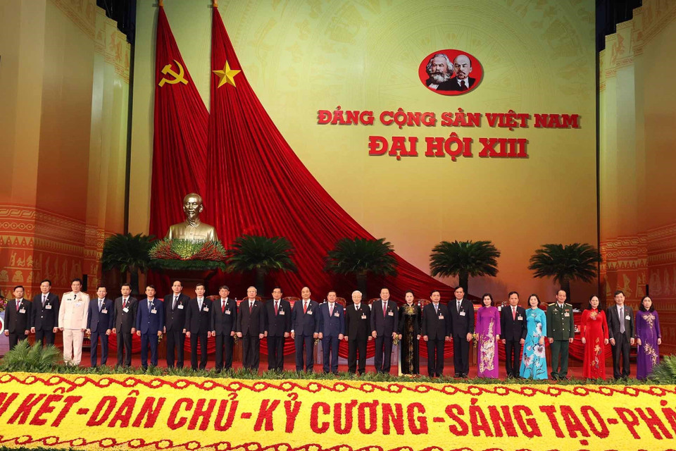 Lãnh đạo Đảng, Nhà nước chụp ảnh chung với Đoàn đại biểu Đảng bộ tỉnh Cao Bằng. (Ảnh: TTXVN)