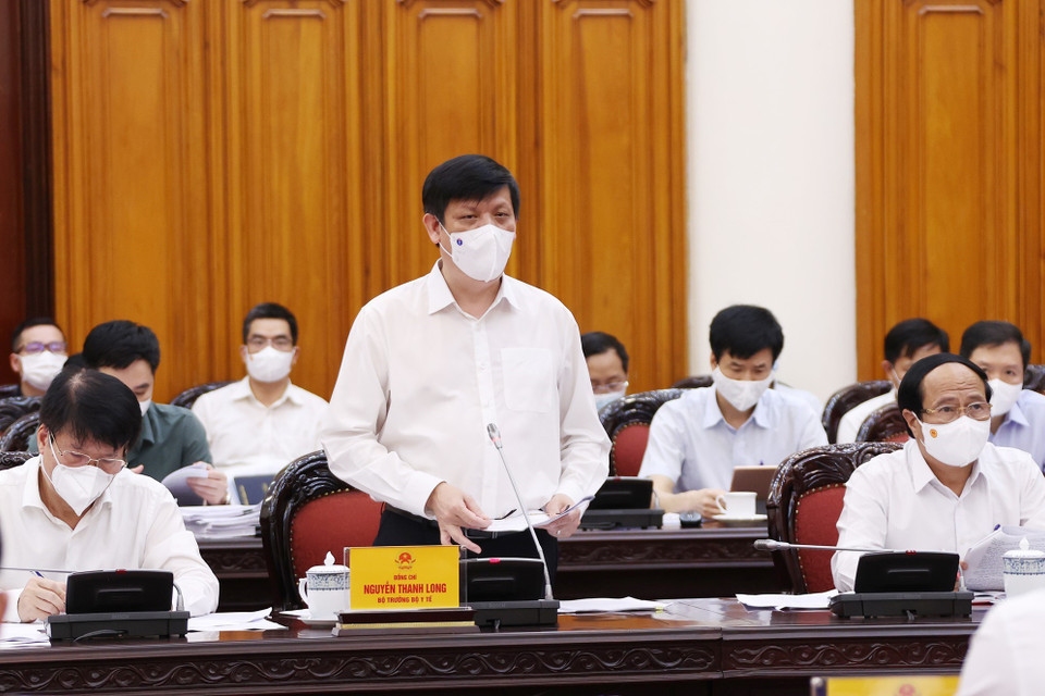 Bộ trưởng Bộ Y tế Nguyễn Thanh Long báo cáo tình hình dịch bệnh COVID-19. (Ảnh: Dương Giang/TTXVN)