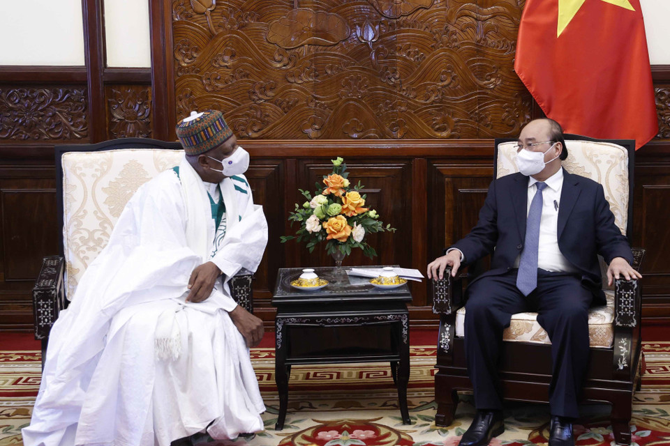 Chủ tịch nước Nguyễn Xuân Phúc tiếp Đại sứ Nigieria Hassan Adamu Mamani. (Ảnh: Thống Nhất/TTXVN)