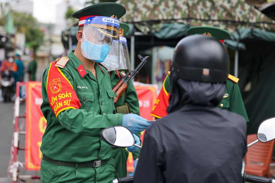 Lực lượng phối hợp đảm bảo xử lý nghiêm trường hợp vi phạm quy định giãn cách xã hội. (Ảnh: Ngô Trần Hải An/Vietnam+)