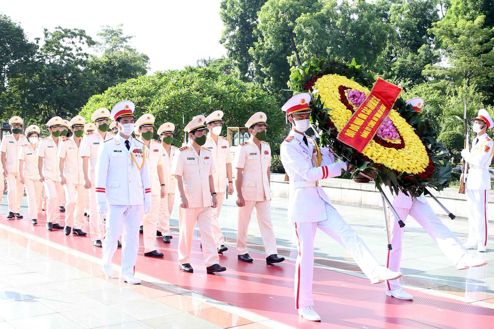 Đoàn đại biểu Đảng ủy Công an Trung ương - Bộ Công an do Trung tướng Trần Quốc Tỏ, Ủy viên Trung ương Đảng, Phó Bí thư Đảng ủy Công an Trung ương, Thứ trưởng Bộ Công an dẫn đầu. (Ảnh: Phạm Kiên/TTXVN)
