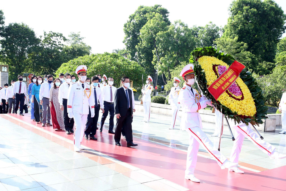 Đoàn đại biểu Bộ Lao động, Thương binh và Xã hội tưởng niệm các Anh hùng Liệt sỹ. (Ảnh: Phạm Kiên/TTXVN)