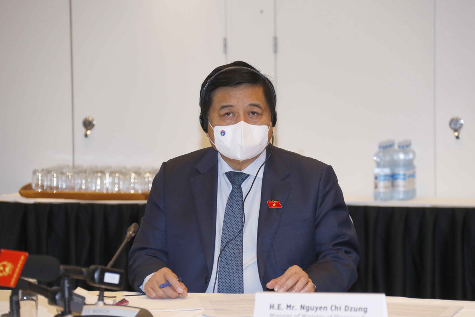 Bộ trưởng Bộ Kế hoạch và Đầu tư Nguyễn Chí Dũng tham dự tọa đàm. (Ảnh: Doãn Tấn/TTXVN)