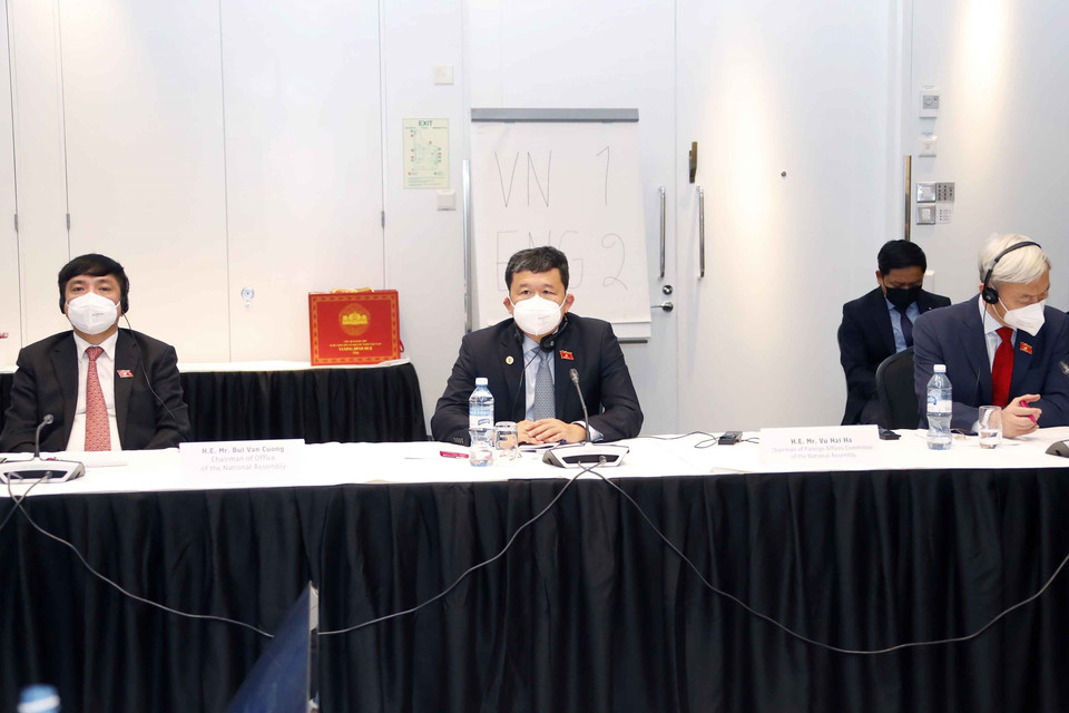 Tổng thư ký, Chủ nhiệm Văn phòng Quốc hội Bùi Văn Cường (trái), Chủ nhiệm Ủy ban Đối ngoại của Quốc hội Vũ Hải Hà (giữa) và Chủ nhiệm Ủy ban Tài chính-Ngân sách của Quốc hội Nguyễn Phú Cường (phải) tham dự tọa đàm. (Ảnh: Doãn Tấn/TTXVN)