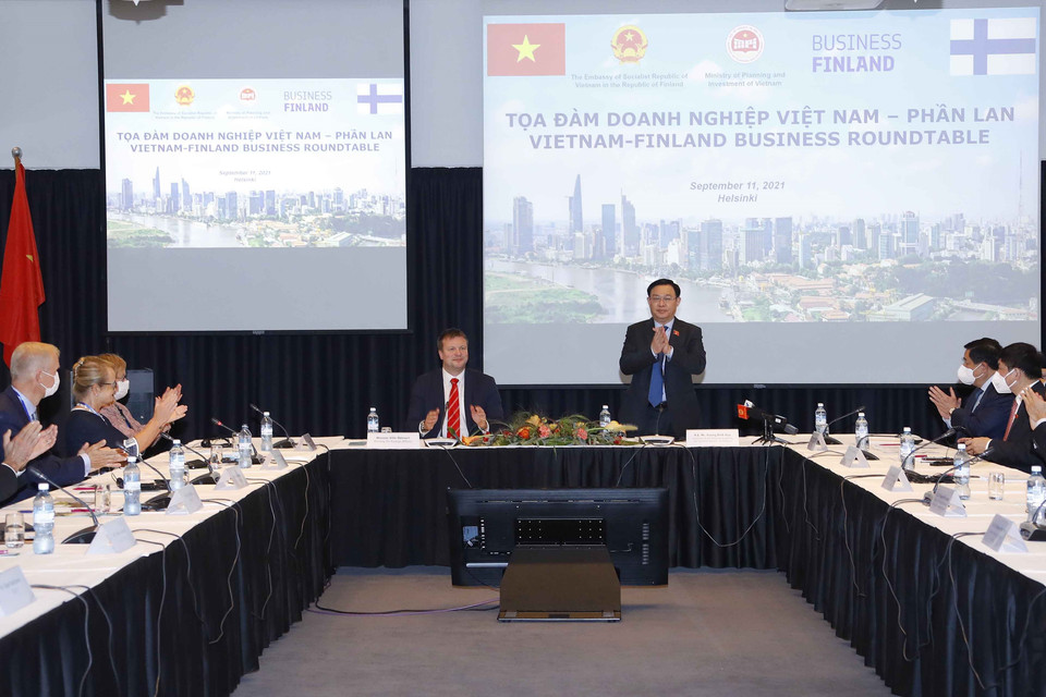 Hình ảnh Chủ tịch Quốc hội Vương Đình Huệ đến dự tọa đàm doanh nghiệp Việt Nam-Phần Lan. (Ảnh: Doãn Tấn/TTXVN)