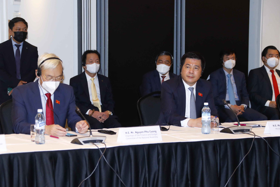 Chủ nhiệm Ủy ban Tài chính-Ngân sách của Quốc hội Nguyễn Phú Cường (bên trái) và Bộ trưởng Bộ Công Thương Nguyễn Hồng Diên (phải) vùng các đại biểu đoàn Việt Nam tham dự tọa đàm. (Ảnh: Doãn Tấn/TTXVN)