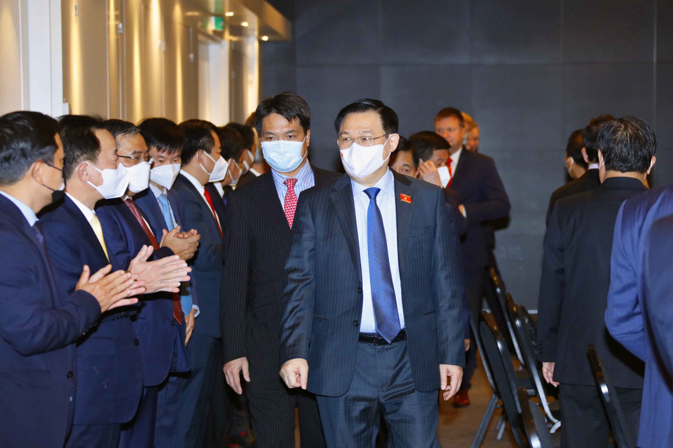 Chủ tịch Quốc hội Vương Đình Huệ đến dự tọa đàm doanh nghiệp Việt Nam-Phần Lan. (Ảnh: Doãn Tấn/TTXVN)