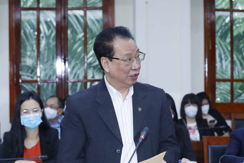 Giáo sư, tiến sỹ Phùng Hữu Phú phát biểu tại lễ ra mắt sách. (Ảnh: Phương Hoa/TTXVN)