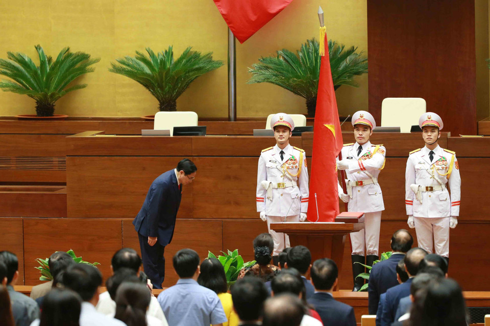 Thủ tướng Chính phủ Phạm Minh Chính chào Quốc kỳ sau khi tuyên thệ nhậm chức. (Ảnh: Phương Hoa/TTXVN)