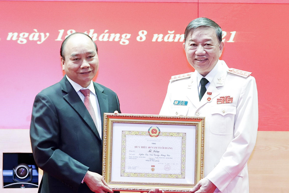 Chủ tịch nước Nguyễn Xuân Phúc trao tặng Huy hiệu 40 năm tuổi Đảng cho Đại tướng Tô Lâm, Ủy viên Bộ Chính trị, Bộ trưởng Bộ Công an. (Ảnh: Thống Nhất/TTXVN)