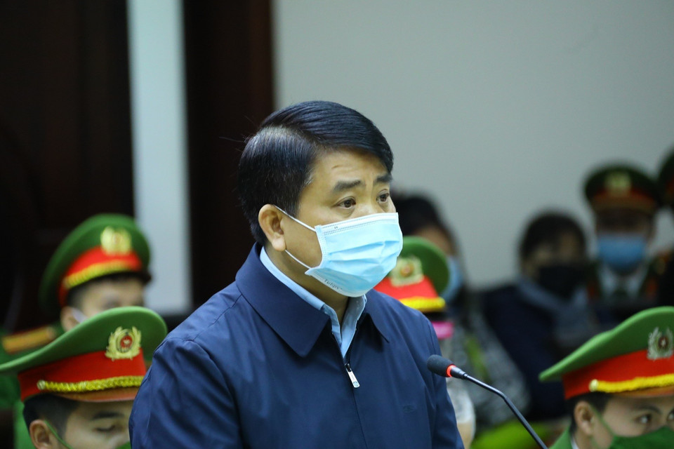 Cựu Chủ tịch Ủy ban Nhân dân thành phố Hà Nội Nguyễn Đức Chung khai báo trước tòa. (Ảnh: TTXVN)