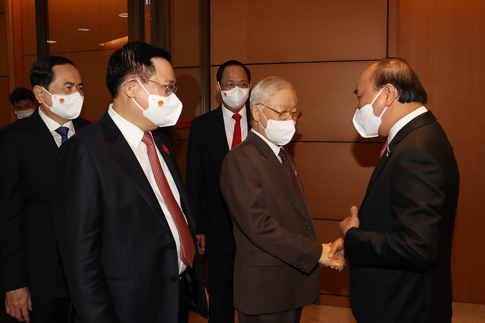 Tổng Bí thư Nguyễn Phú Trọng, Chủ tịch nước Nguyễn Xuân Phúc, Chủ tịch Quốc hội Vương Đình Huệ với các đại biểu dự phiên bế mạc Kỳ họp thứ hai, Quốc hội khóa XV. (Ảnh: Trí Dũng/TTXVN)