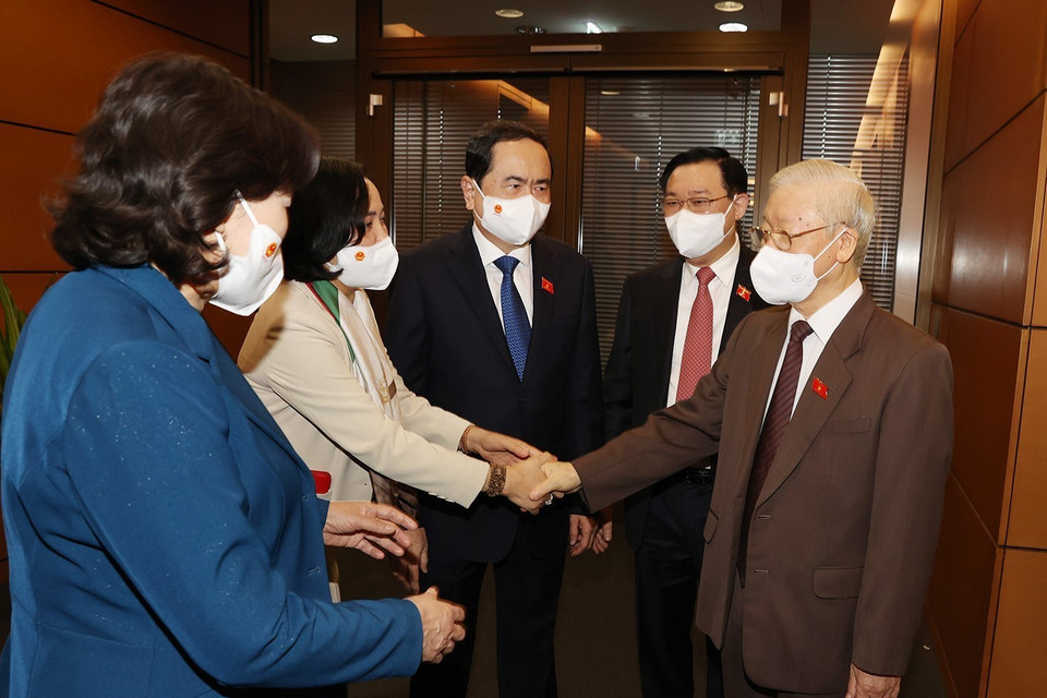 Tổng Bí thư Nguyễn Phú Trọng với các đại biểu Quốc hội dự bế mạc Kỳ họp thứ hai, Quốc hội khóa XV. (Ảnh: Trí Dũng/TTXVN)