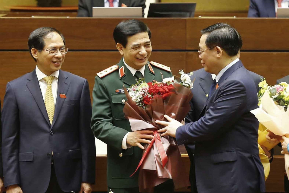 Chủ tịch Quốc hội Vương Đình Huệ tặng hoa chúc mừng Bộ trưởng Bộ Quốc phòng Phan Văn Giang. (Ảnh: Doãn Tấn/TTXVN)