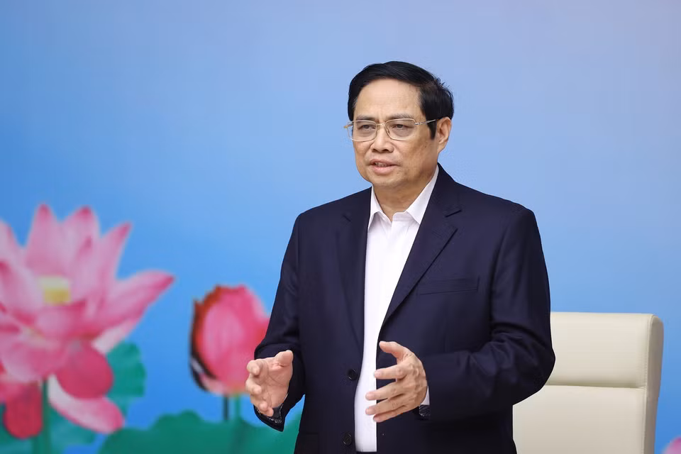 Thủ tướng Phạm Minh Chính động viên, ghi nhận những đóng góp tích cực của lực lượng y tế tuyến đầu chống dịch. (Ảnh: Dương Giang/TTXVN)