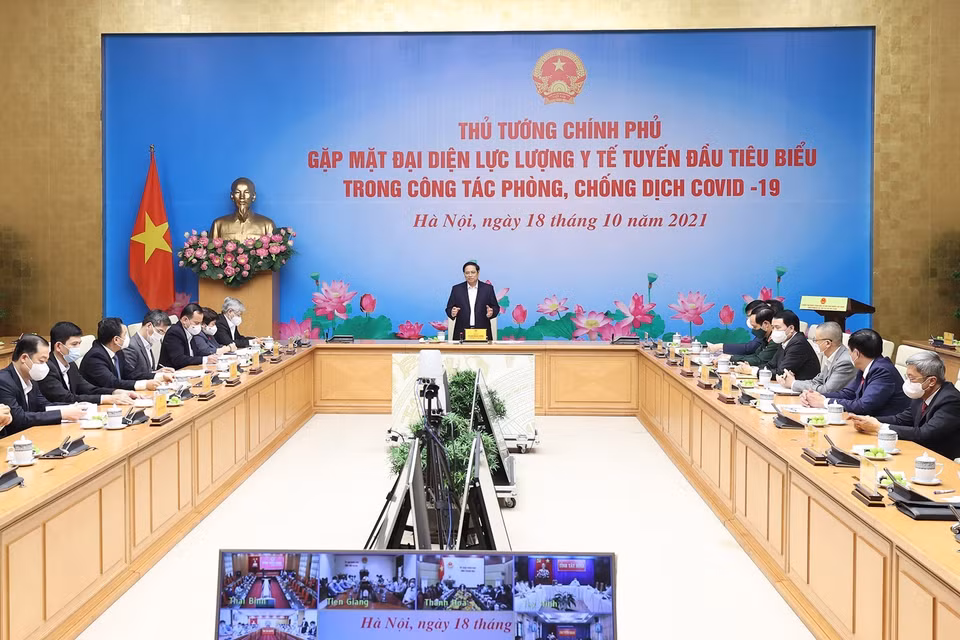 Chiều 18/10, tại Trụ sở Chính phủ, Thủ tướng Phạm Minh Chính đã gặp mặt, tuyên dương các thầy thuốc tiêu biểu, xuất sắc của ngành y tế, quân đội và công an trong công tác phòng, chống dịch COVID-19. (Ảnh: Dương Giang/TTXVN)