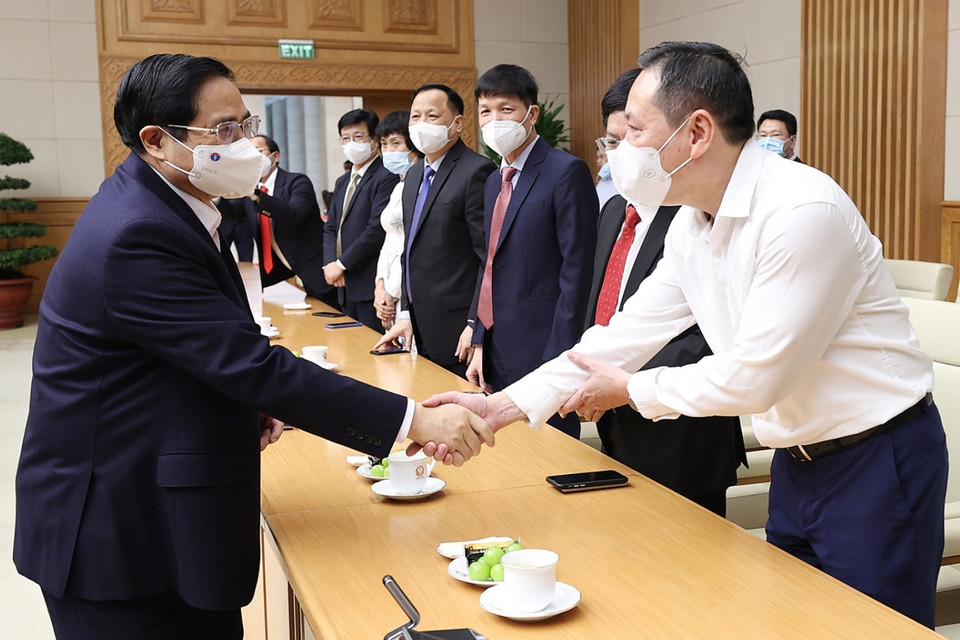 Thủ tướng Phạm Minh Chính với các đại biểu tham dự buổi gặp mặt. (Ảnh: Dương Giang/TTXVN)