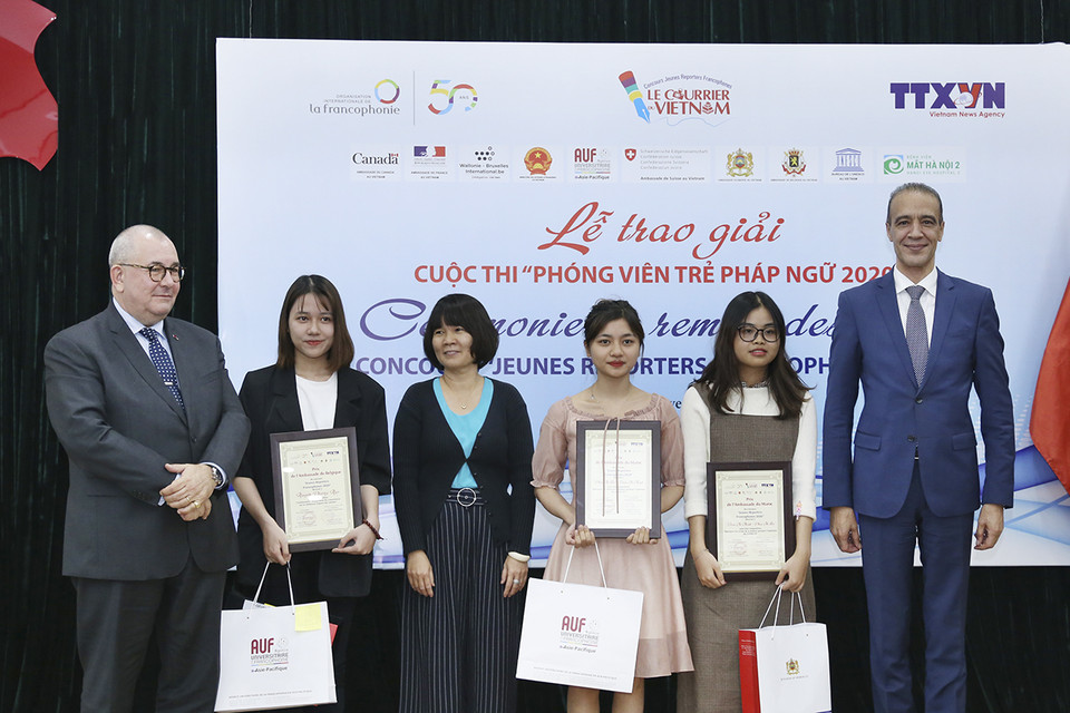 Đại sứ Maroc Jamale Chouaibi (ngoài cùng, bên phải) trao Giải thưởng của Đại sứ quán Maroc trong cuộc thi Phóng viên trẻ Pháp ngữ 2020, do Báo Le Courrier du Vietnam (Thông tấn xã Việt Nam) và Tổ chức Quốc tế Pháp ngữ (OIF) đồng tổ chức, ngày 13/11/2020, tại Hà Nội. (Ảnh: Trường Trần/TTXVN)