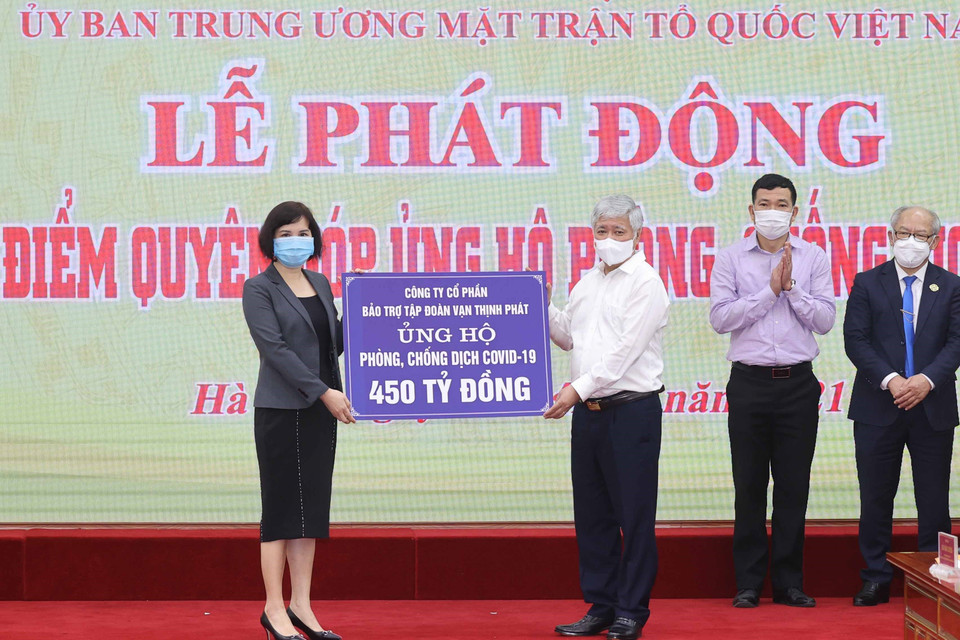 Chủ tịch Ủy ban Trung ương Mặt trận Tổ quốc Việt Nam Đỗ Văn Chiến tiếp nhận tài trợ tại lễ phát động. (Ảnh: Thống Nhất/TTXVN)