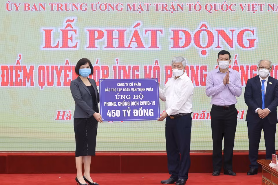 Chủ tịch Ủy ban Trung ương Mặt trận Tổ quốc Việt Nam Đỗ Văn Chiến tiếp nhận tài trợ tại lễ phát động. (Ảnh: Thống Nhất/TTXVN)