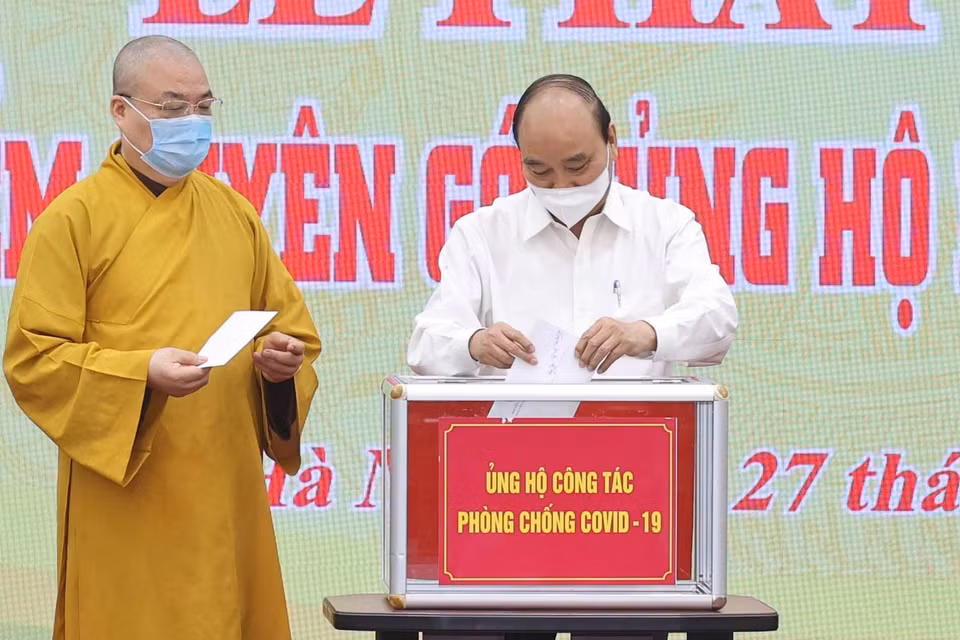 Chủ tịch nước Nguyễn Xuân Phúc quyên góp ủng hộ phòng, chống dịch COVID- 19. (Ảnh: Thống Nhất/TTXVN)