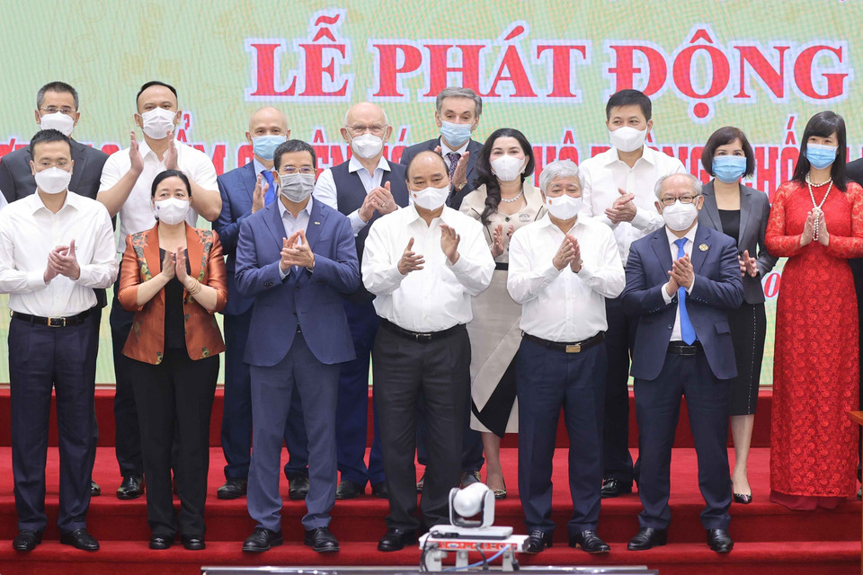 Chủ tịch nước Nguyễn Xuân Phúc cùng các đại biểu tham gia quyên góp ủng hộ phòng, chống dịch COVID-19. (Ảnh: Thống Nhất/TTXVN)