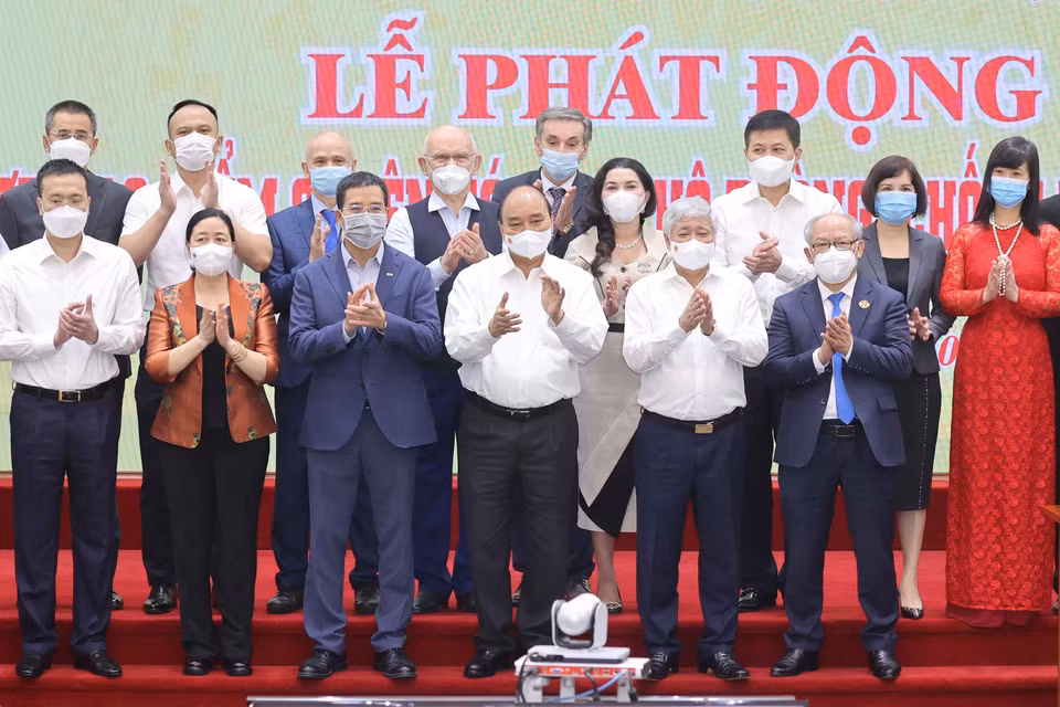 Chủ tịch nước Nguyễn Xuân Phúc cùng các đại biểu tham gia quyên góp ủng hộ phòng, chống dịch COVID-19. (Ảnh: Thống Nhất/TTXVN)
