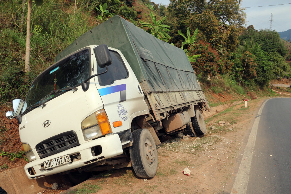Một vụ tai nạn xảy ra tại khúc cua thuộc Km220 trên Quốc lộ 6 đoạn qua huyện Yên Châu, tỉnh Sơn La. (Ảnh: Hữu Quyết/TTXVN)