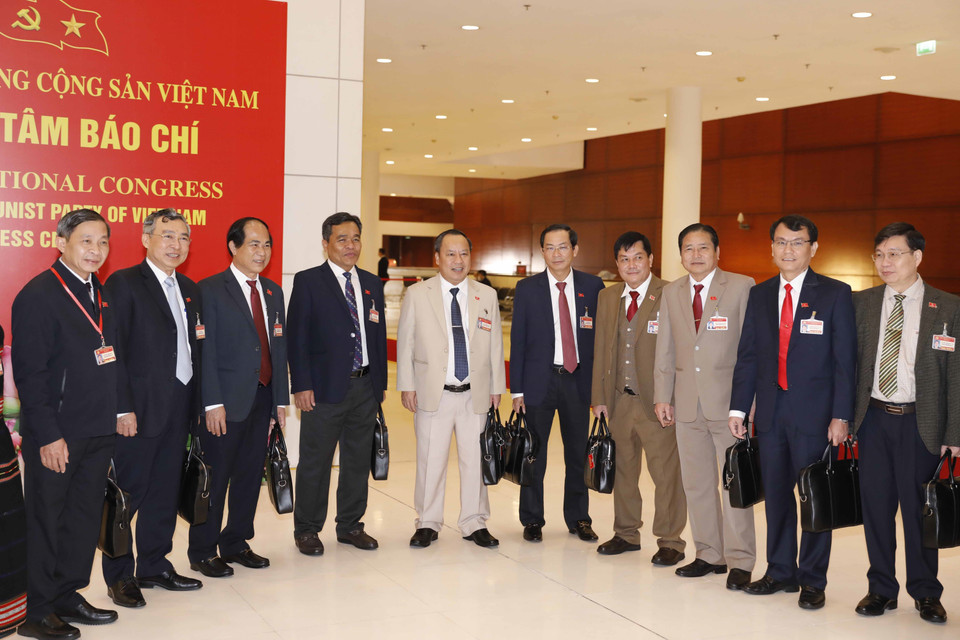  Đoàn đại biểu Đảng bộ tỉnh Gia Lai đến dự Đại hội, sáng 28/1. (Ảnh: TTXVN)