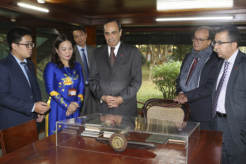 Trong chuyến thăm chính thức Việt Nam, ngày 16/12/2017, Chủ tịch Hạ viện Maroc Habib El Malki thăm Khu di tích Chủ tịch Hồ Chí Minh tại Phủ Chủ tịch. (Ảnh: Doãn Tấn/TTXVN)