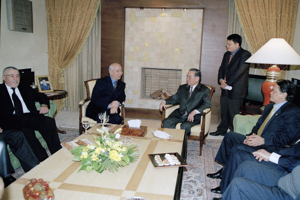 Thủ tướng Driss Jettou hội kiến Thủ tướng Phan Văn Khải thăm chính thức Maroc (Rabat, 18/11/2004). (Ảnh: Thế Thuần/TTXVN)