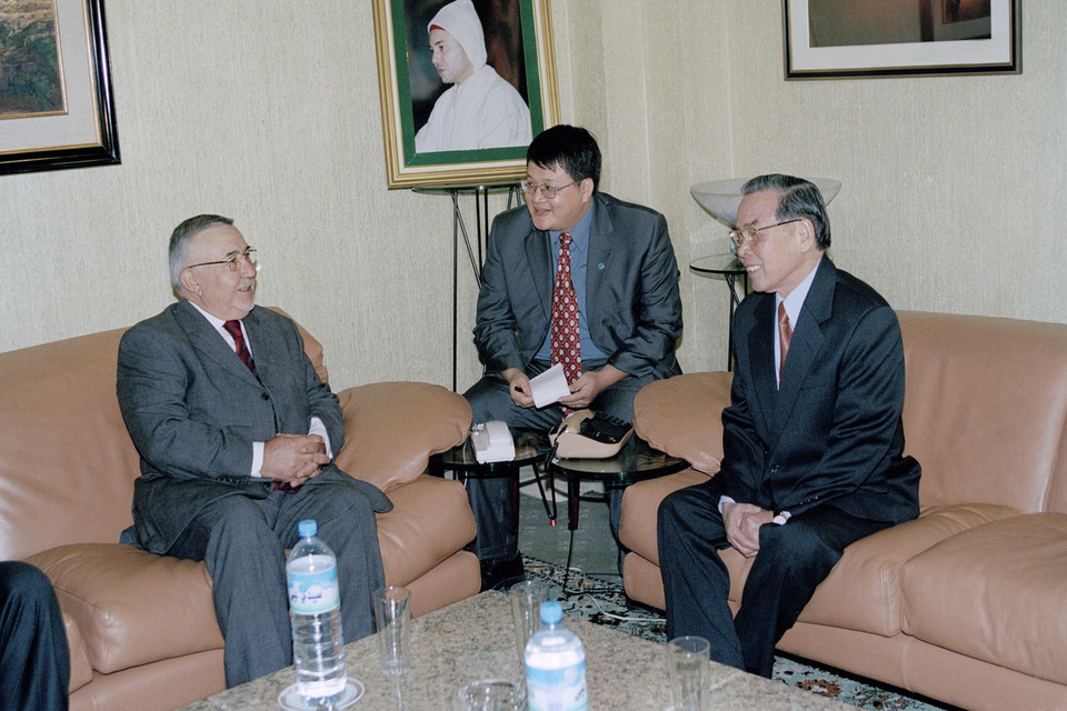 Chủ tịch Hạ viện Abdelwahed Radi hội kiến Thủ tướng Phan Văn Khải thăm chính thức Maroc (Rabat, 19/11/2004). (Ảnh: Thế Thuần/TTXVN)