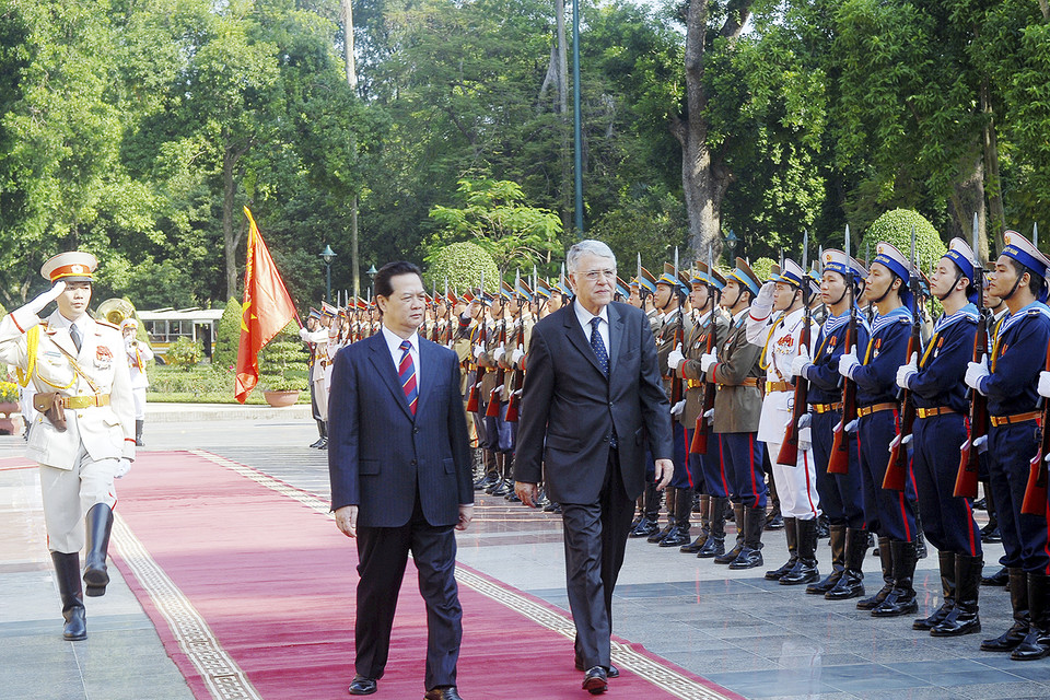 Thủ tướng Nguyễn Tấn Dũng chủ trì lễ đón Thủ tướng Maroc Abbas El Fassi thăm chính thức Việt Nam (Hà Nội, 24/11/2008). (Ảnh: Đức Tám/TTXVN)