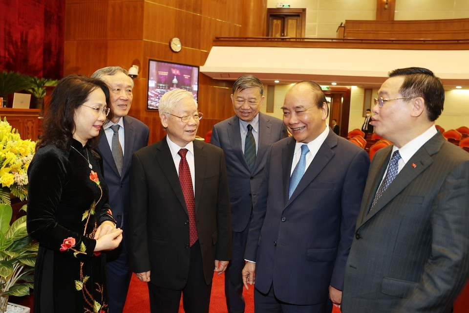 Tổng Bí thư, Chủ tịch nước Nguyễn Phú Trọng, Thủ tướng Chính phủ Nguyễn Xuân Phúc với các đồng chí lãnh đạo Đảng, Nhà nước cùng các đại biểu dự phiên bế mạc Hội nghị. (Ảnh: Trí Dũng/TTXVN)