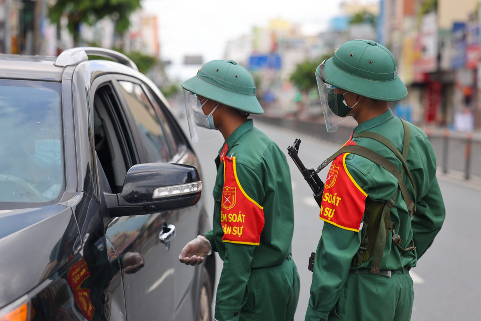 Nếu phát hiện vi phạm, lực lượng quân sự trao đổi với lực lượng công an về việc lập biên bản xử lý. (Ảnh: Ngô Trần Hải An/Vietnam+)